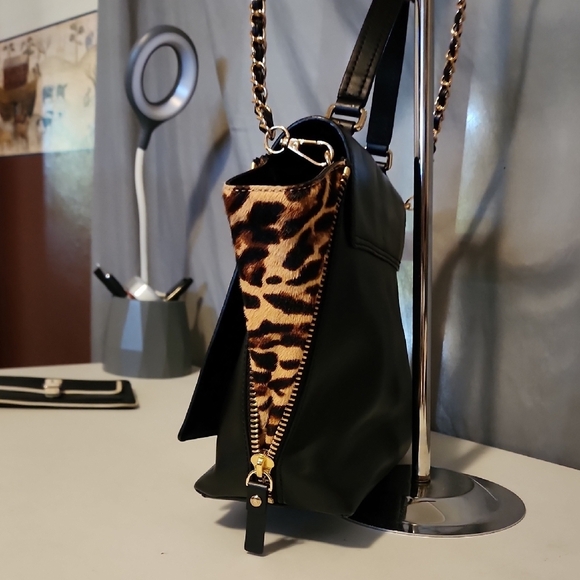 Kate Spade Black and Gold Shoulder Bag with Leopard Zip Opt & Geometric Closure - Picture 5 of 11